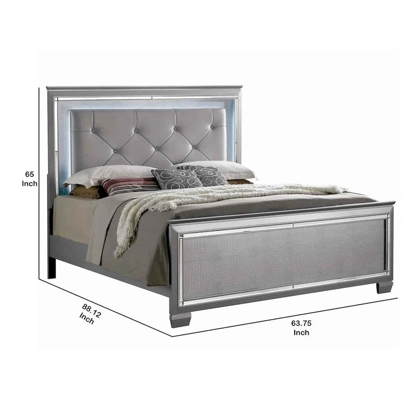 Un lit king-size texturé beige avec des garnitures argentées.